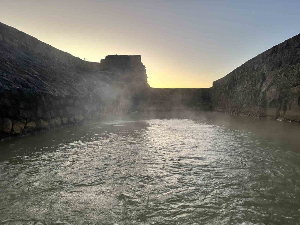 Bitlis kaplıcalarının gece görüntüsü adeta büyülüyor