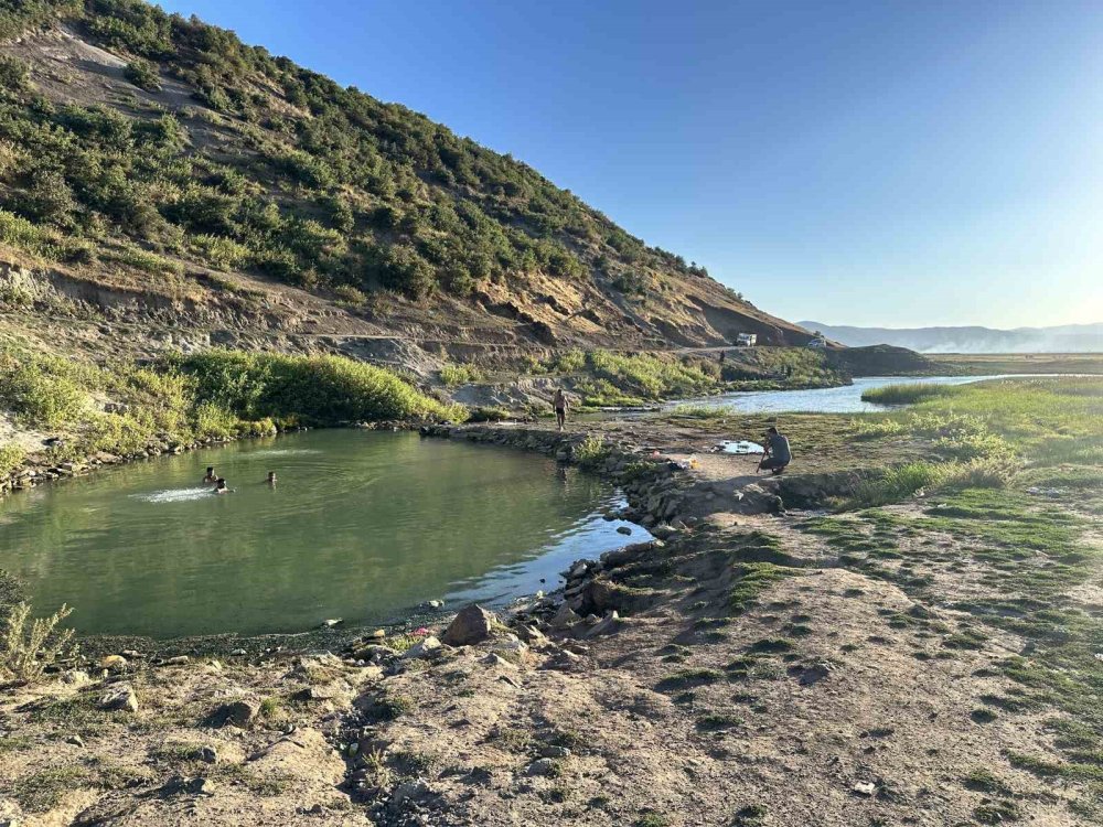 Bitlis kaplıcalarının gece görüntüsü adeta büyülüyor