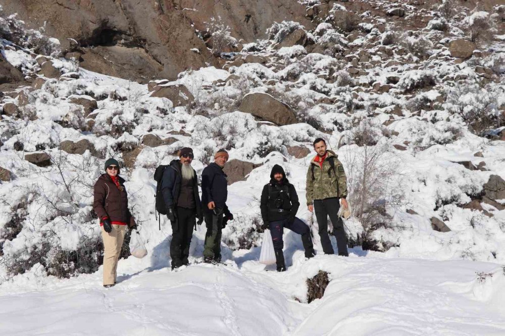 Erzurum’da keklikler için doğaya yem bırakıldı