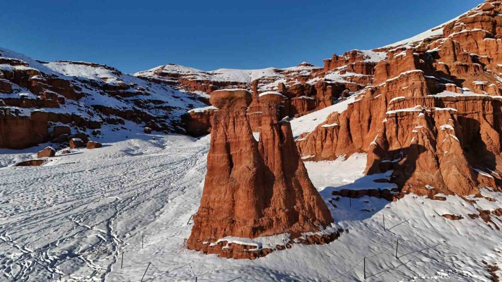 Erzurum'da Narman Peri Bacaları beyaza büründü