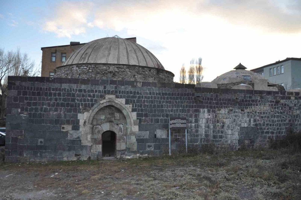 Kars’ta tarihi hamamı ne hale getirmişler