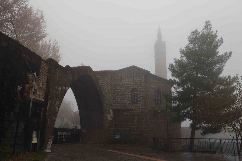 Diyarbakır’ın tarihi mekanları sisin gizemli atmosferiyle buluştu