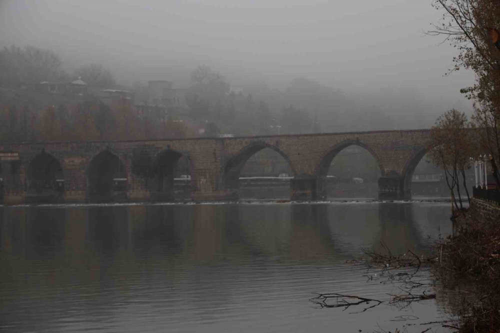 Diyarbakır’ın tarihi mekanları sisin gizemli atmosferiyle buluştu