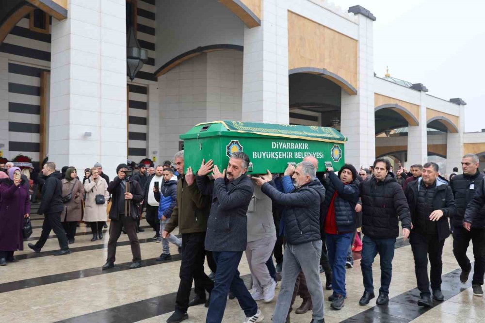 Mahsun Kırmızıgül’ün annesi Diyarbakır'da son yolculuğuna uğurlandı