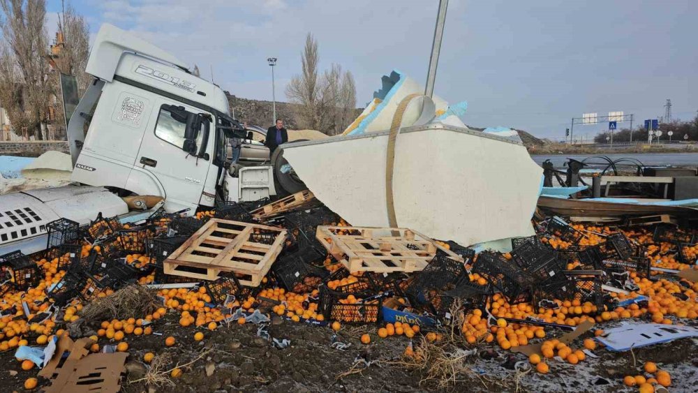 Bitlis’te portakal yüklü tır devrildi