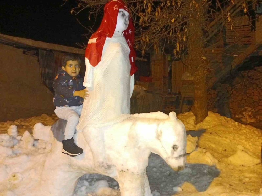 Erzurum'da dede torun sevgisi: Kardan heykellerle gelen mutluluk