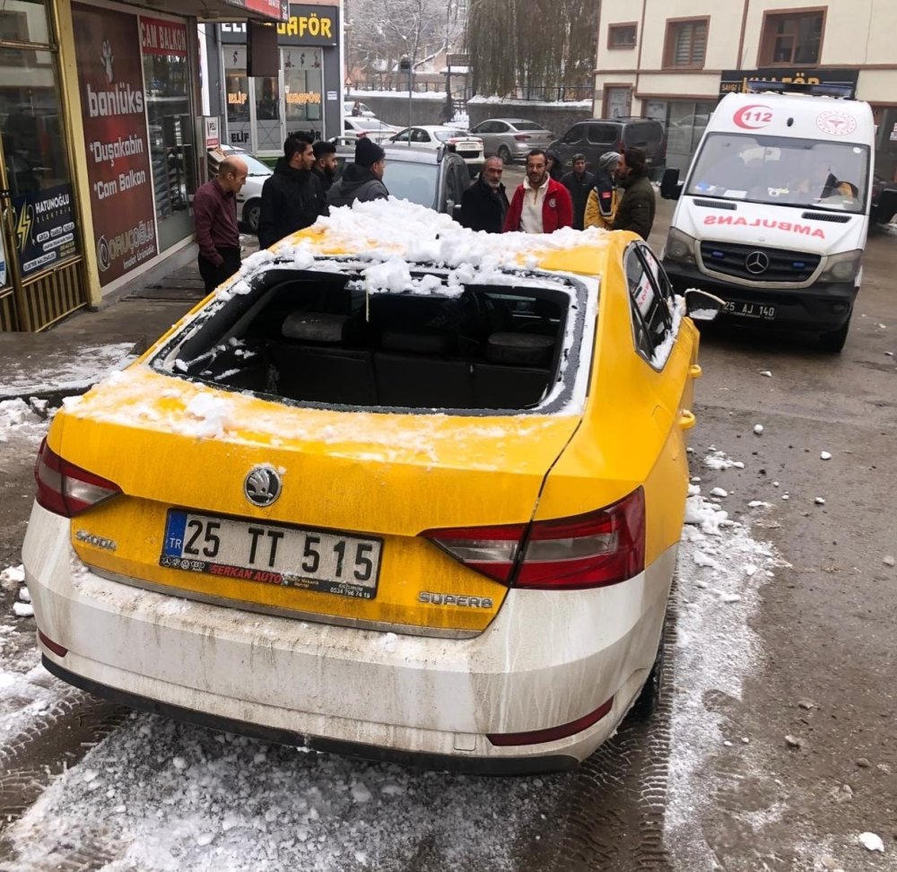 Erzurum'da 2 otomobilin üzerine kar kütlesi düştü