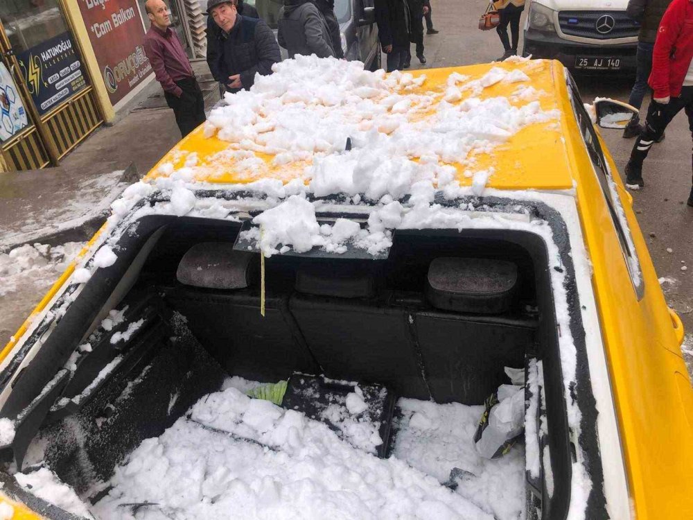 Erzurum'da 2 otomobilin üzerine kar kütlesi düştü