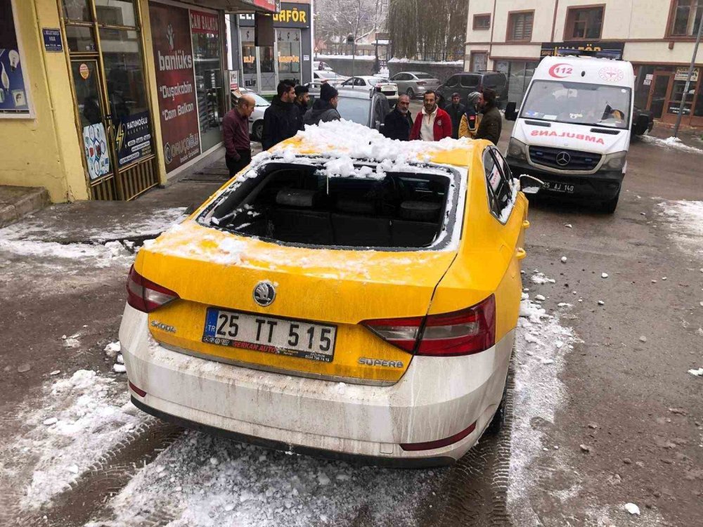 Erzurum'da 2 otomobilin üzerine kar kütlesi düştü