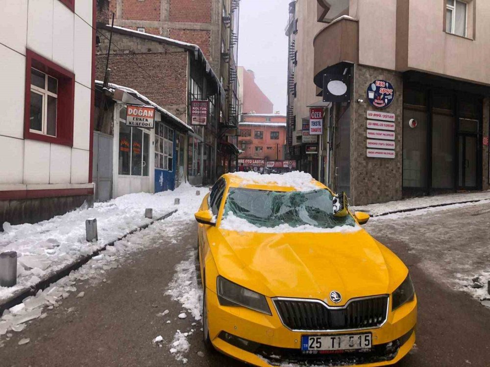 Erzurum'da 2 otomobilin üzerine kar kütlesi düştü