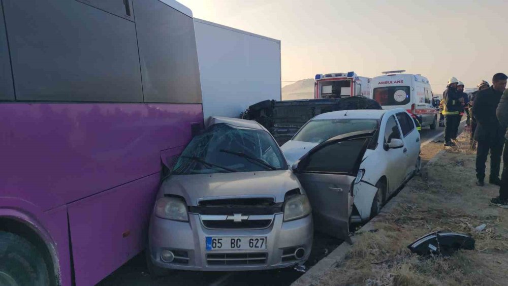 Van’da zincirleme trafik kazası: Yaralılar var