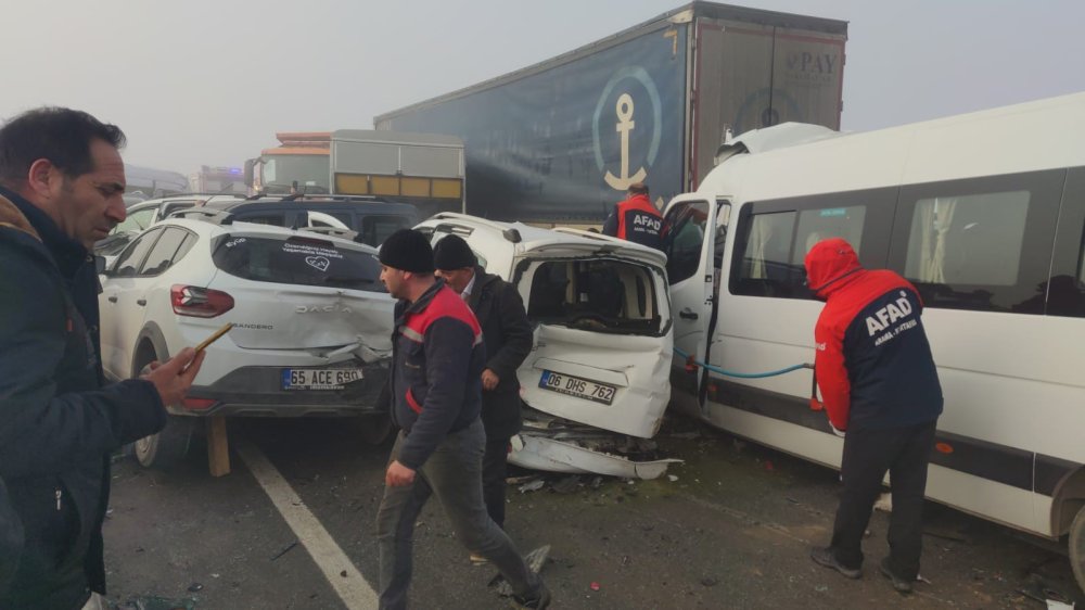 Van’daki zincirleme trafik kazalarında 35 araç birbirine girdi