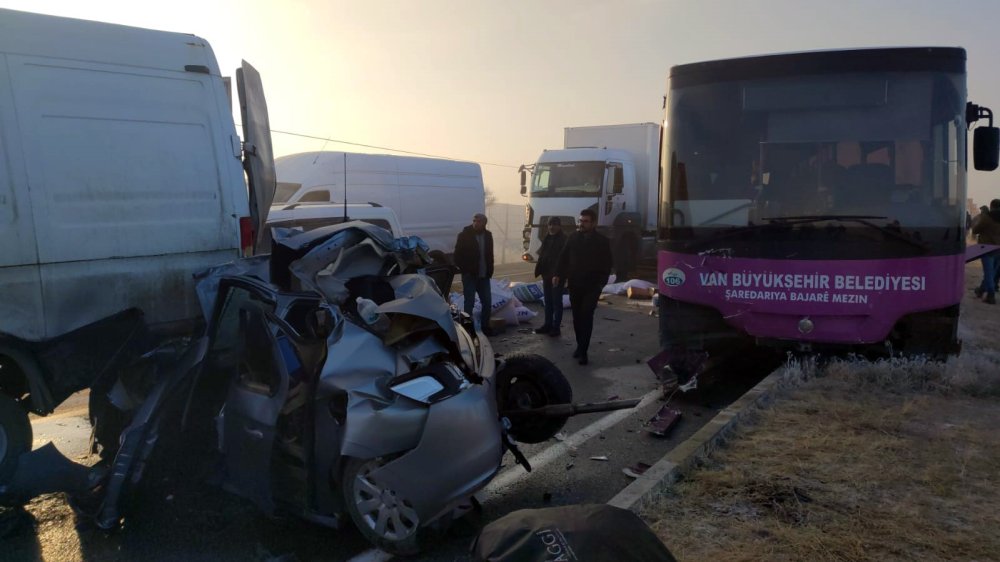 Van’daki zincirleme trafik kazalarında 35 araç birbirine girdi