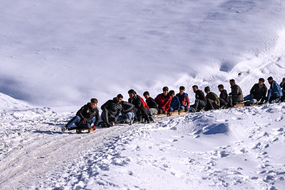 Bahçesaraylı gençler yayla yolunu kayak pistine dönüştürdü