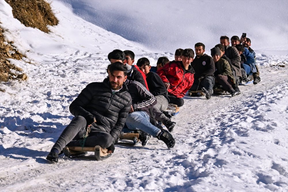 Bahçesaraylı gençler yayla yolunu kayak pistine dönüştürdü