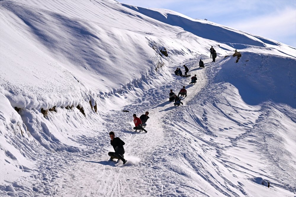 Bahçesaraylı gençler yayla yolunu kayak pistine dönüştürdü