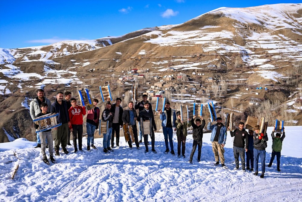 Bahçesaraylı gençler yayla yolunu kayak pistine dönüştürdü