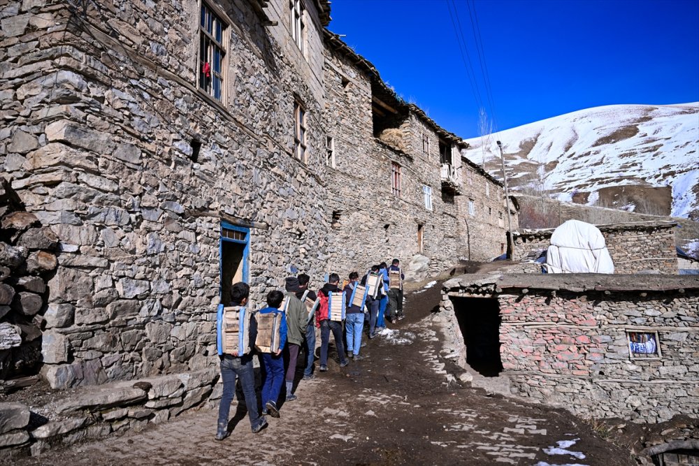 Bahçesaraylı gençler yayla yolunu kayak pistine dönüştürdü