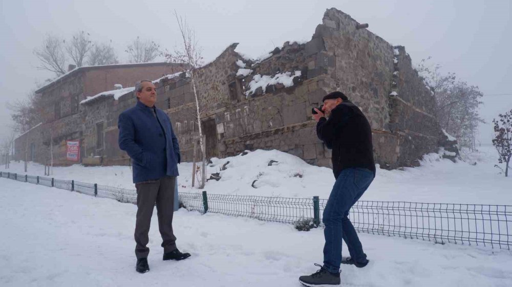 Erzurum’da 44 yıl önce fotoğrafladığı çocuğu buldu