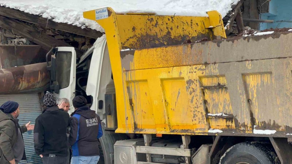 Erzurum’da kamyon evin kömürlüğüne daldı