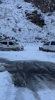 Kars’ta buzlanma hayatı felç etti: Sürücüler saatlerce mahsur kaldı