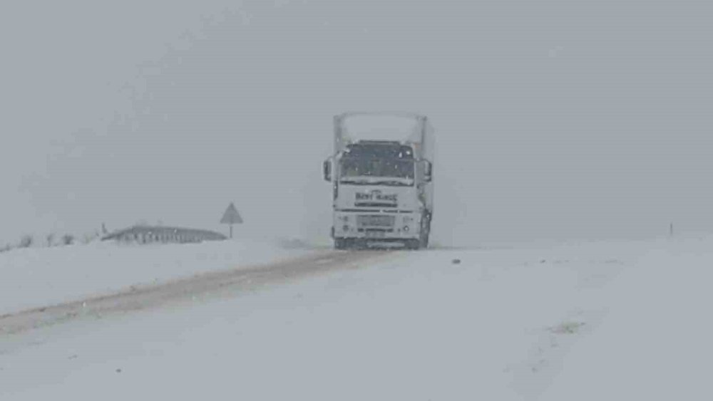 Van’da kar çocuklara eğlence, ulaşıma engel oldu