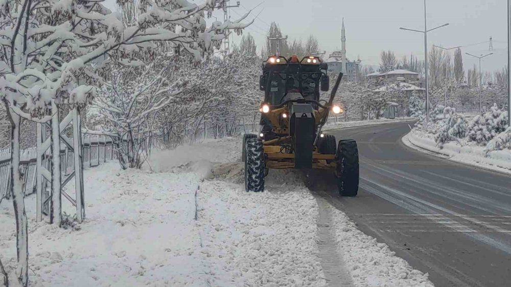 Van’da kar çocuklara eğlence, ulaşıma engel oldu