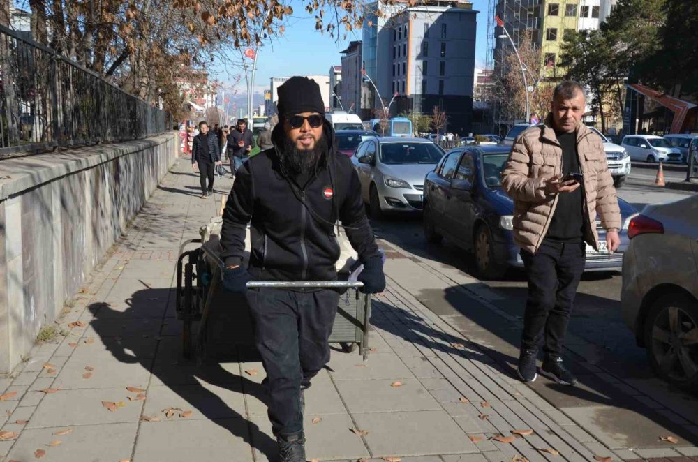 Japon gezgin Muş’ta sevgiyle karşılandı