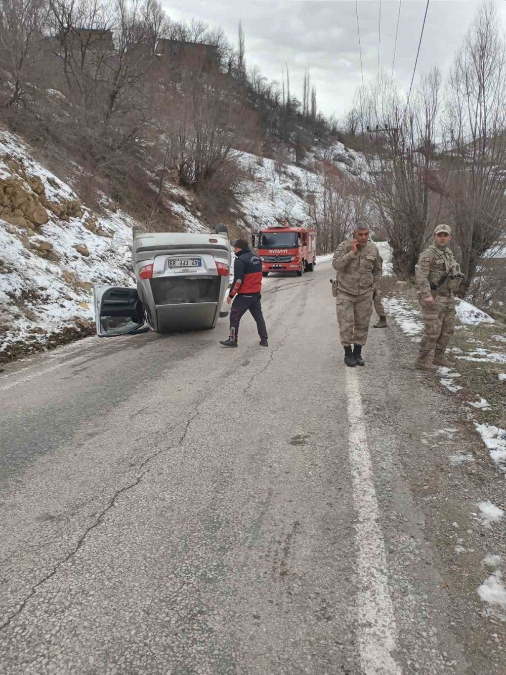 Otomobil buzlanan yolda otomobil takla attı