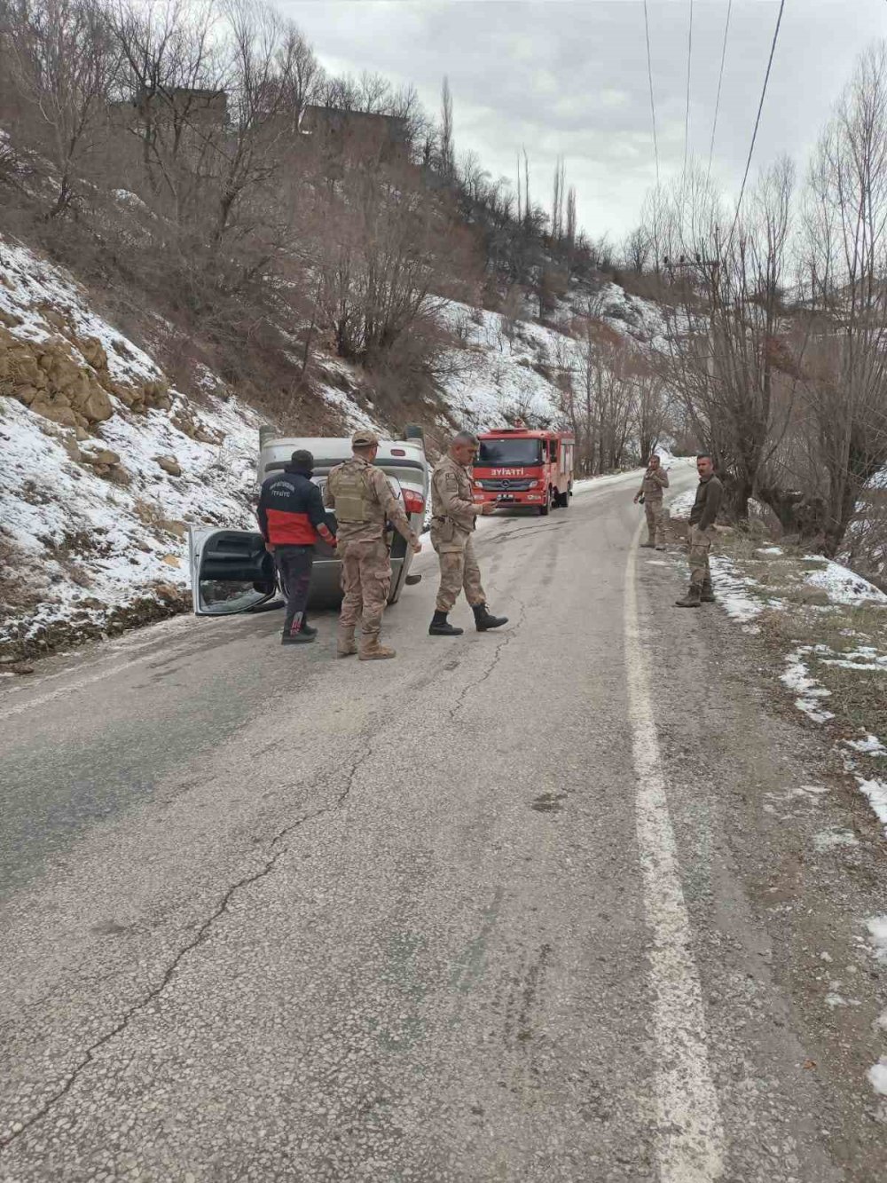 Otomobil buzlanan yolda otomobil takla attı