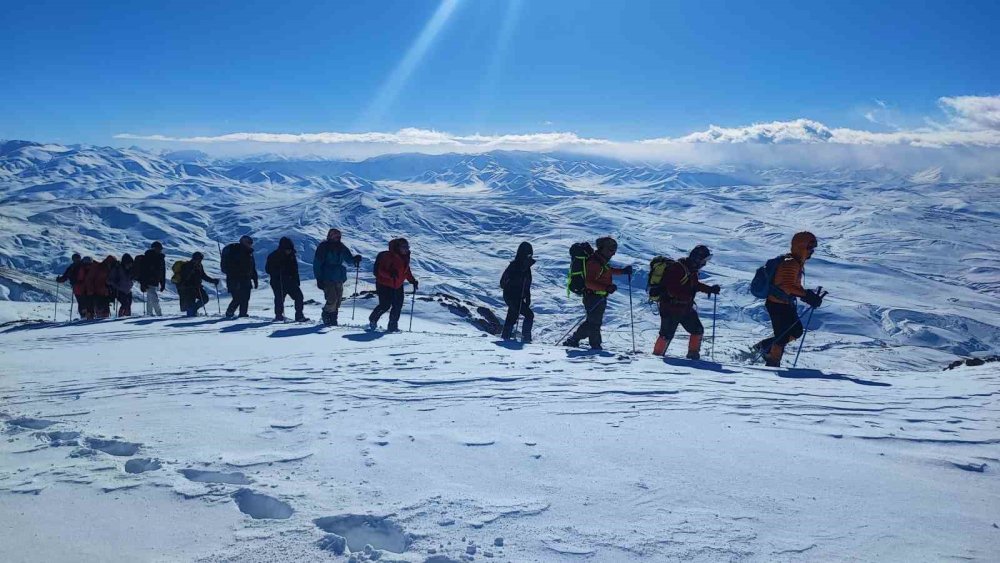 Vadi Doğa Sporları Kulübü’nden Küçük Erek Dağı’na zirve tırmanışı