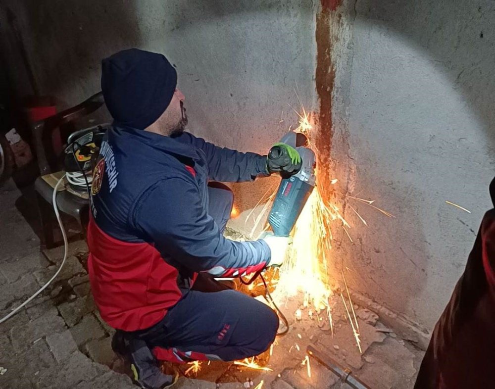 Van’da direk içerisine giren kedi kurtarıldı