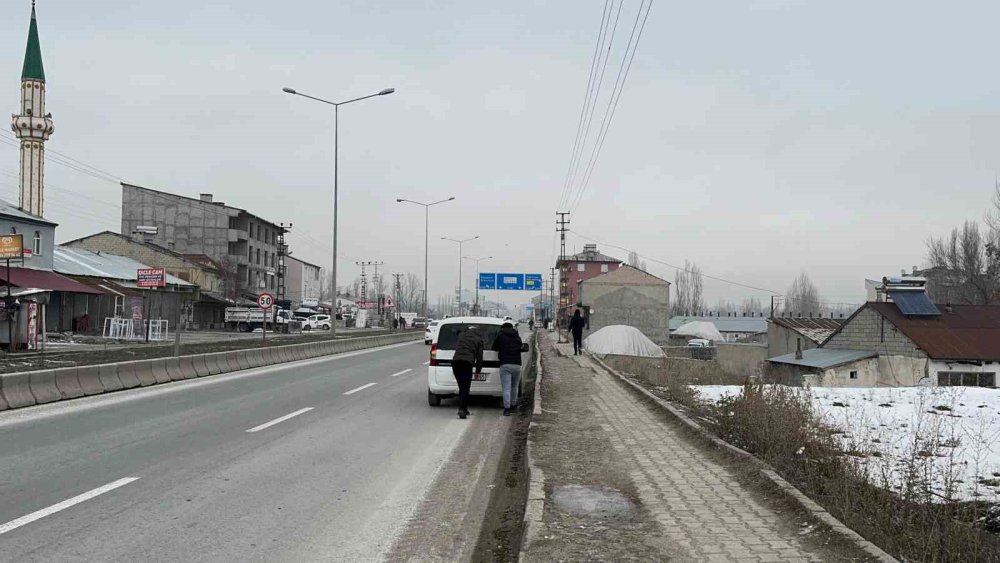 Ağrı’da Murat Nehri buz tuttu