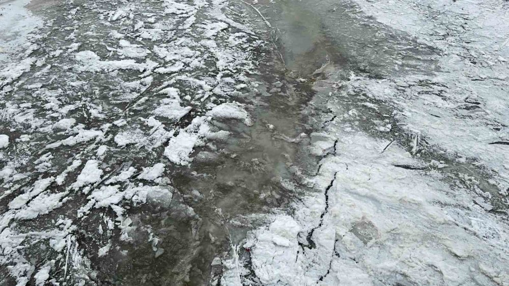 Ağrı’da Murat Nehri buz tuttu