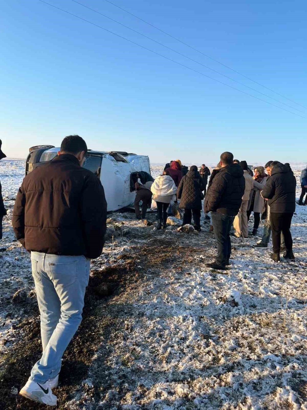 Diyarbakır’da öğretmen servisi devrildi: 12 yaralı