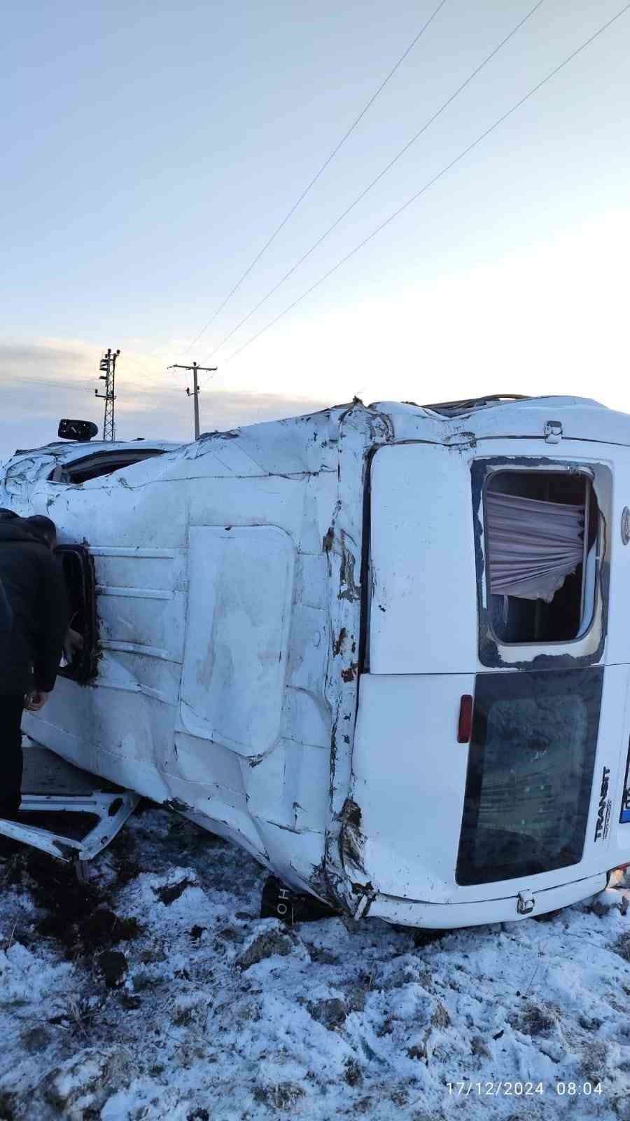 Diyarbakır’da öğretmen servisi devrildi: 12 yaralı