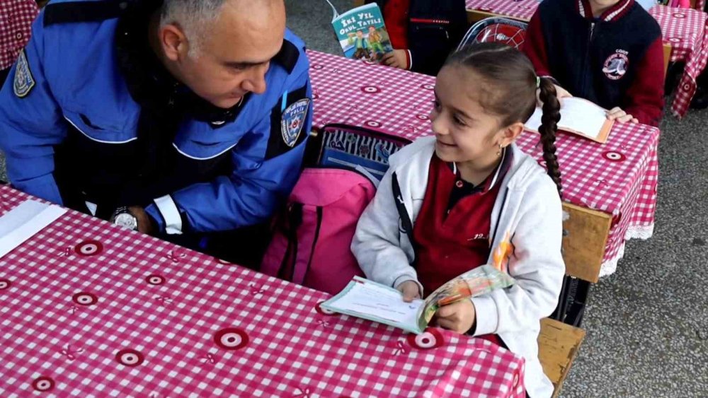 Erzurum'da polisten çocuklara yürek ısıtan destek