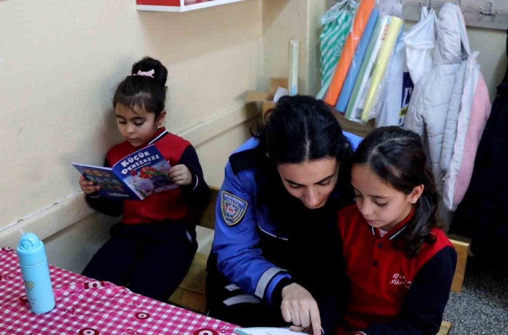 Erzurum'da polisten çocuklara yürek ısıtan destek