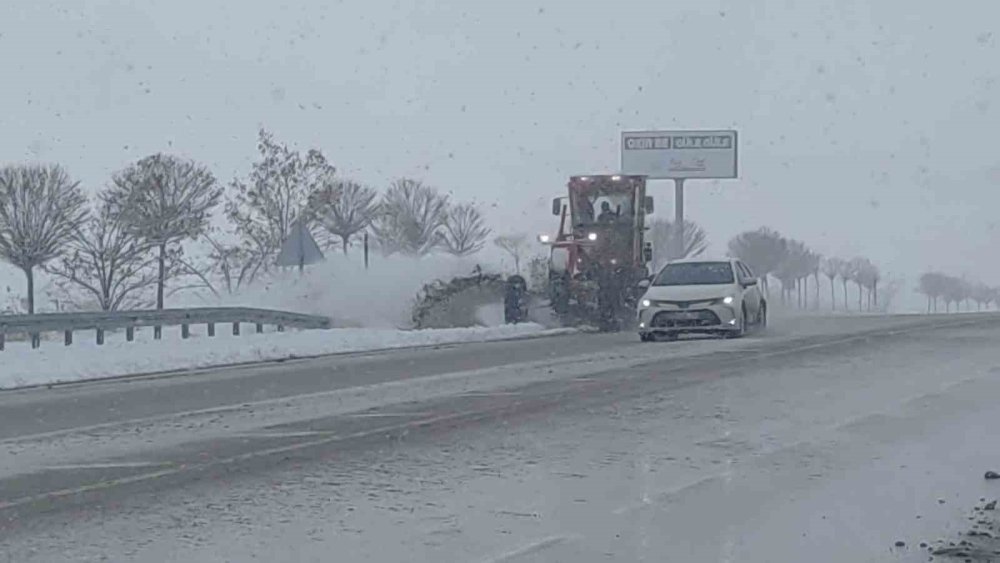 Van’da 21 yerleşim yerinin yolu kapandı