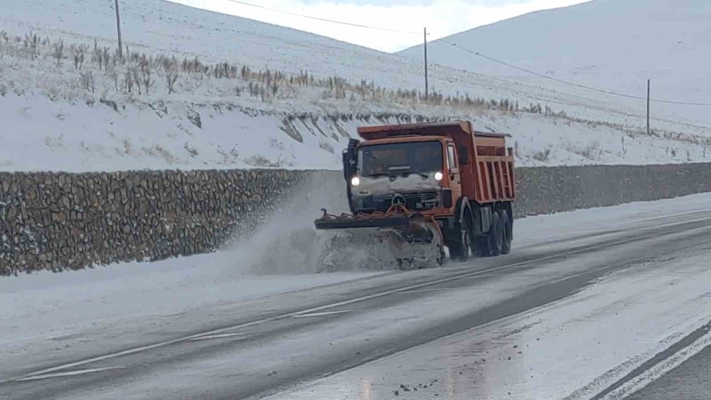 Van’da 21 yerleşim yerinin yolu kapandı