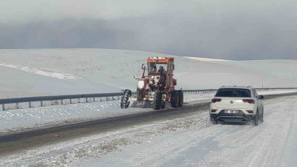 Van’da 21 yerleşim yerinin yolu kapandı