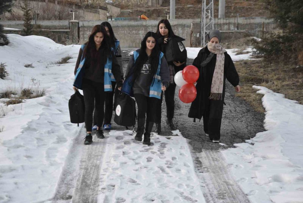 Bitlis'te üniversiteli gençlerden ihtiyaç sahiplerine yardım eli