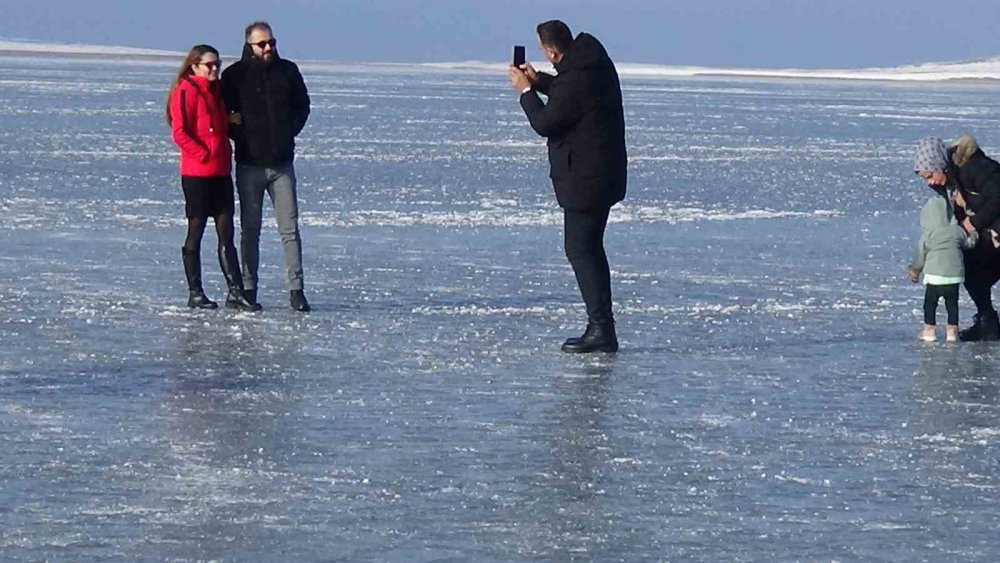 Kars'ta buz tutan Çıldır Gölü’ne yoğun ilgi