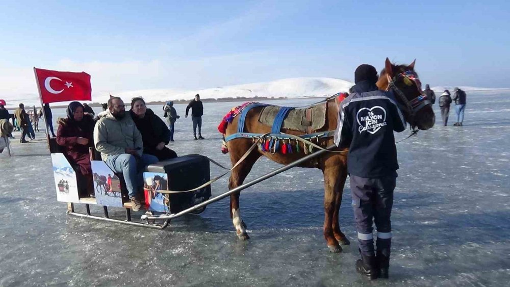 Kars'ta buz tutan Çıldır Gölü’ne yoğun ilgi