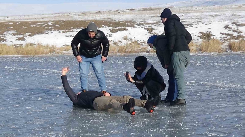 Kars'ta buz tutan Çıldır Gölü’ne yoğun ilgi