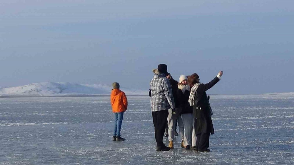 Kars'ta buz tutan Çıldır Gölü’ne yoğun ilgi