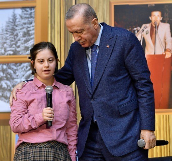 Erzurum'da özel birey Hatice’nin Erdoğan sevgisi herkesi duygulandırdı