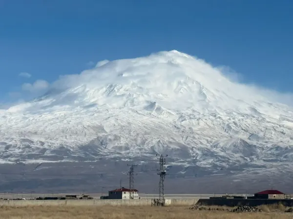 turkiyenin-catisi-beyaz-gelinligiyle-buyuluyor.webp